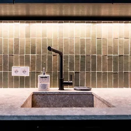 Apartment Veeve - The Onyx Edit *