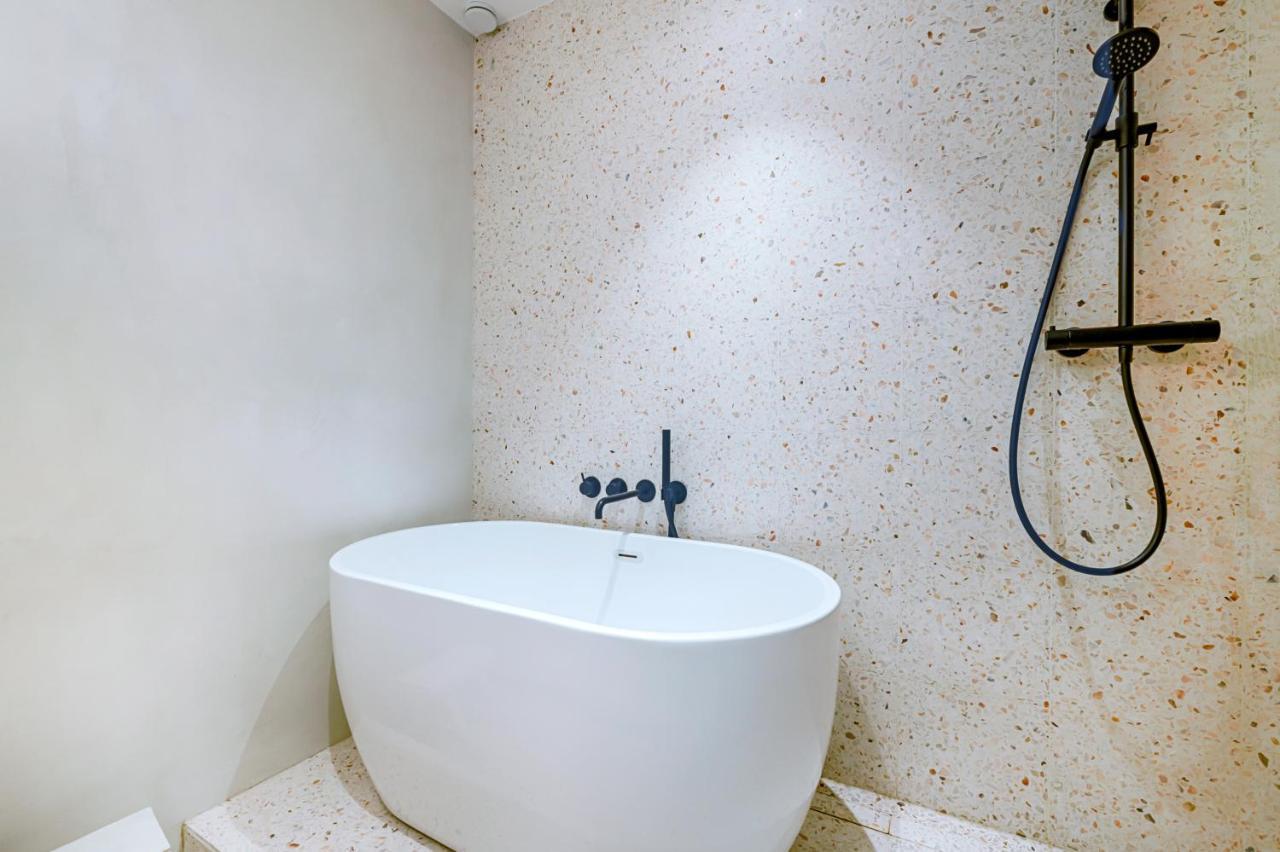 Veeve - The Onyx Edit Paris